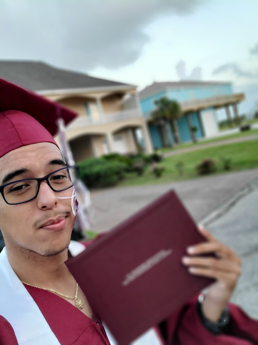 paul_cavazoss's tweet photo. Momma I made it πππ
#2k19Graduate https://t.co/SzuLJlZtBj