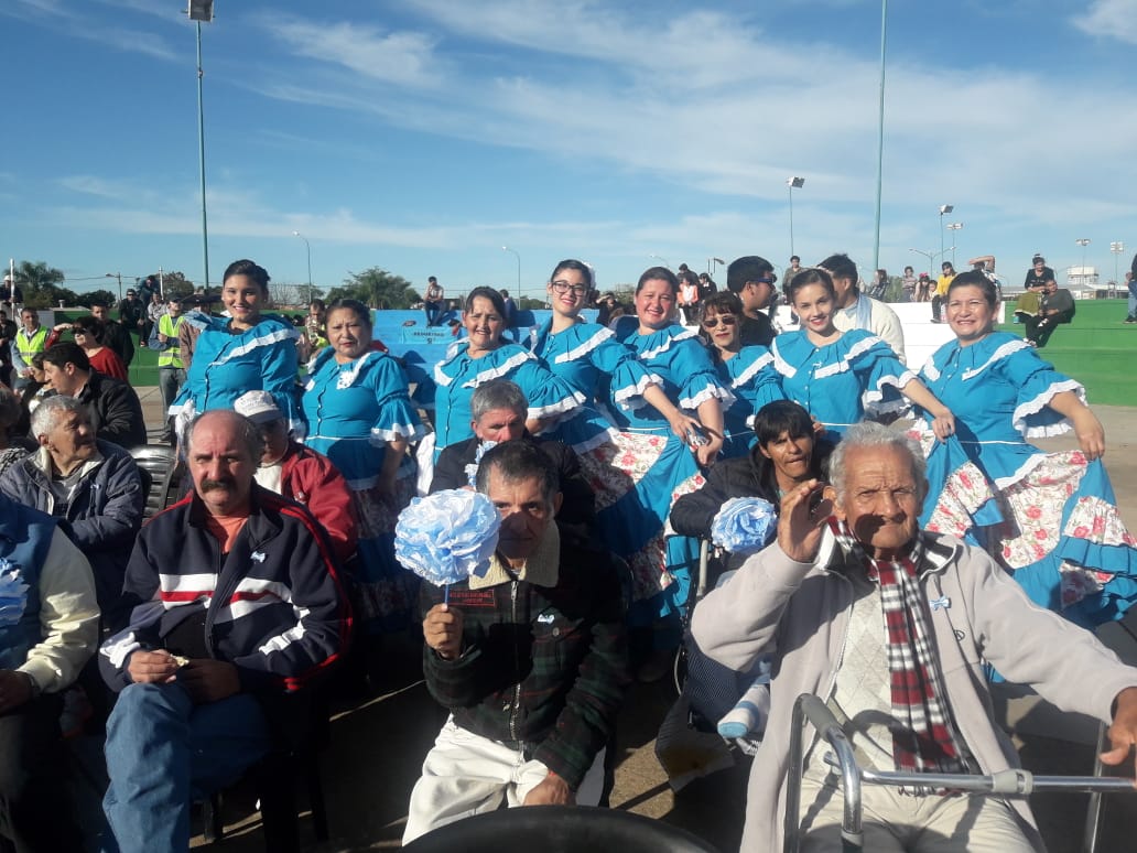DesarrolloChaco's tweet photo. La Subsec. de Gestión y Articulación Institucional acompañó desde clubes de día y las RAM San José y Nuestra Señora de la Esperanza, a la actividad de la Subsec. de Participación Comunitaria del Ministerio de Seguridad, en el Parque Tiro Federal, con desfiles, tango y folclore. https://t.co/6T6eFpYKMr