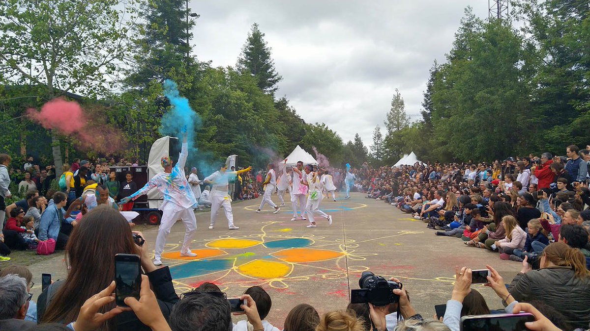 OneDayAnyWhere's tweet photo. Qui aurait pu imaginer que notre première #Holi #FêteDesCouleurs aurait lieu, non pas à Jaipur mais, à #Nantes, @DebordDeLoire #DDL2019 grâce à la Cie #Artonik et leur spectacle #ColorOfTime ... Un incontournable dans ce weekend déjà bien festif ! https://t.co/NjTNMmKIRG