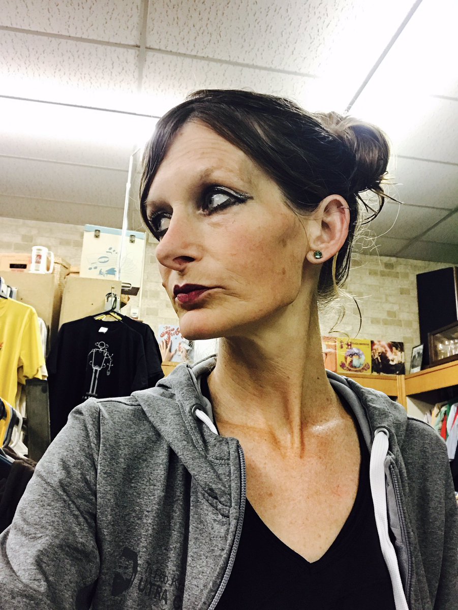 alicia262girl's tweet photo. Vinal browsing @technomilitia @demahofficial #detroitthreads https://t.co/UwboCxW0b9
