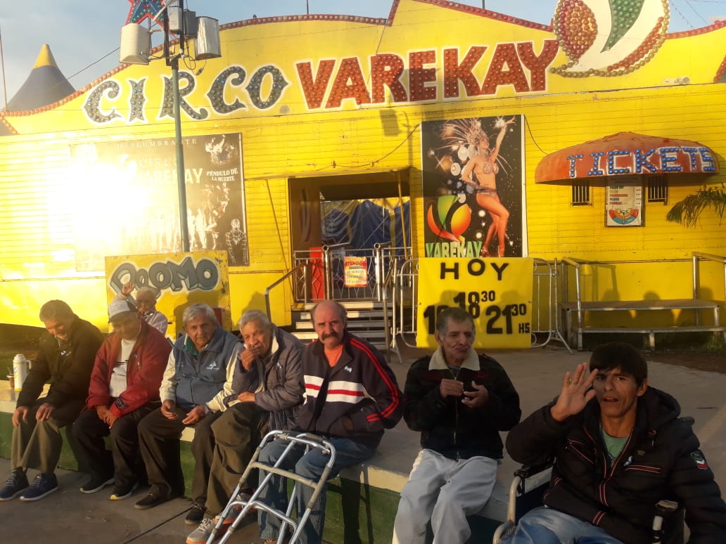 DesarrolloChaco's tweet photo. TERCERA EDAD ACTIVA Y CON DERECHOS: Adultos Mayores de la RAM Nuestra Señora de la Esperanza fueron invitados al circo Varekay, donde disfrutaron de diversos números artísticos. Desde la Subsec. de Gestión y Articulación Institucional se agradece este agasajo para los mayores. https://t.co/PLx3WdnFSR