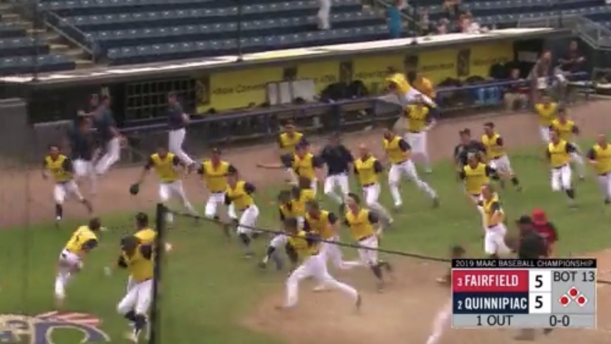 BarstoolQU's tweet photo. EVAN VULGAMORE (@evanvulg) SCORES ON A PAST BALL AND QUINNIPIAC WINS THE MAAC CHAMPIONSHIP!!!!! PANDEMONIUM IN STATEN ISLAND!!! https://t.co/8di5bMgWeM