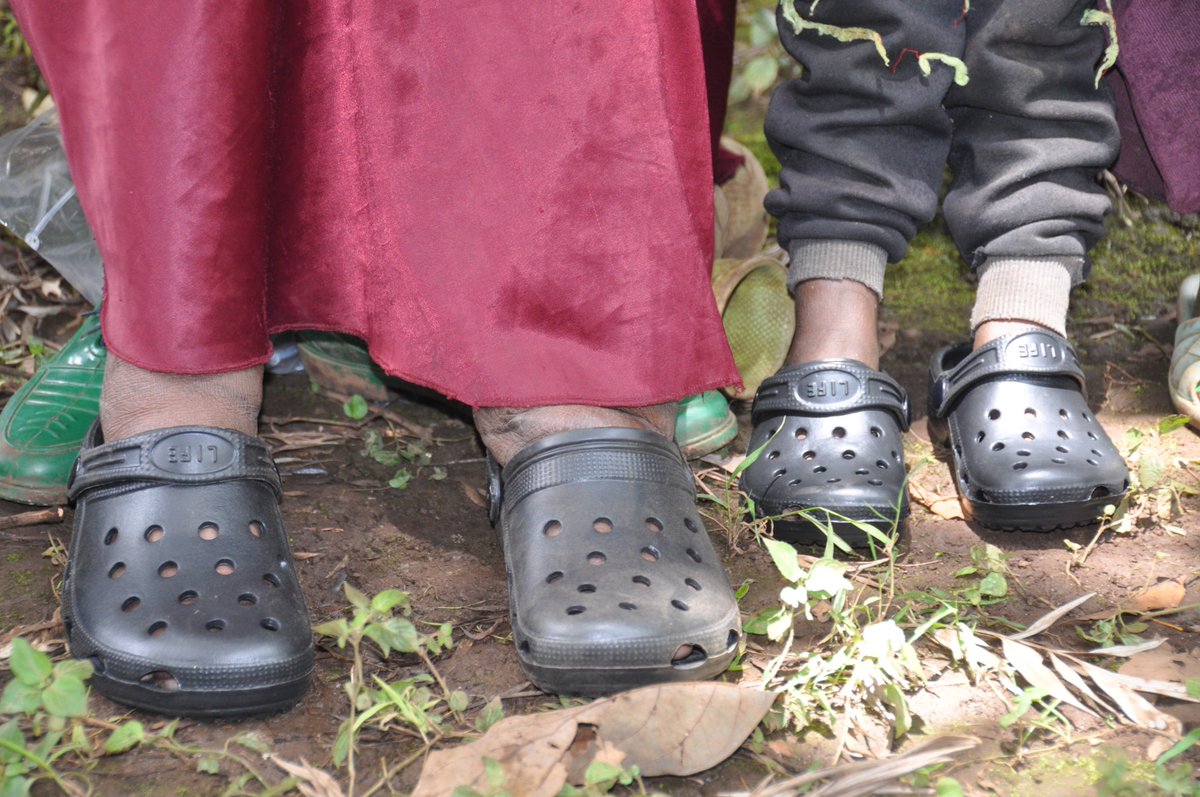 podo_news's tweet photo. These people received a "vaccine" against podoconiosis. Podoconiosis is caused by chronic exposure to irritant soils, and 100% preventable by wearing shoes. Should vaccine-programs include the provision of shoes? #podo @PodoDotOrg #endpodo Visit https://t.co/WZgfDCLREb https://t.co/sVTBuViPMO