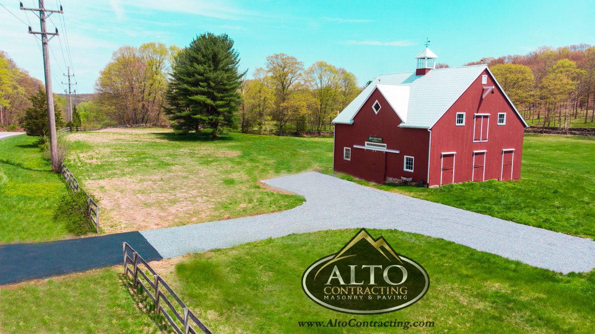 Asphalt and gravel driveway leading to a beautiful country barn.

Altocontracting.com
(914) 734-9739

#driveway #paving #asphalt #blacktop #sealcoating #drivewaysealing #westchester #wesctchestercounty #paver #Bedford