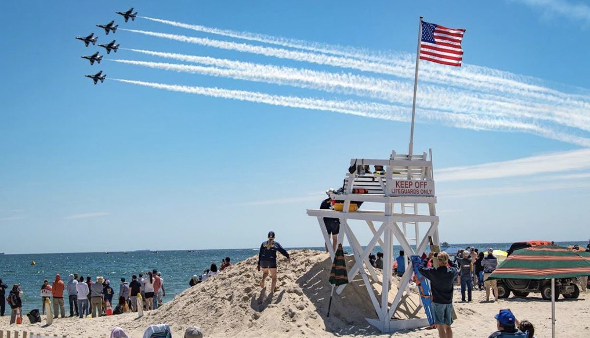 BucketBuoy's tweet photo. And that wraps up the 2019 Memorial Day 🇺🇸 airshow at Jones Beach! We look forward to an amazing season protecting the visitors of our @NYstateparks beaches. #JBLC #Lifeguards4Life #SwimNearALifeguard https://t.co/OYNPXBHd6p