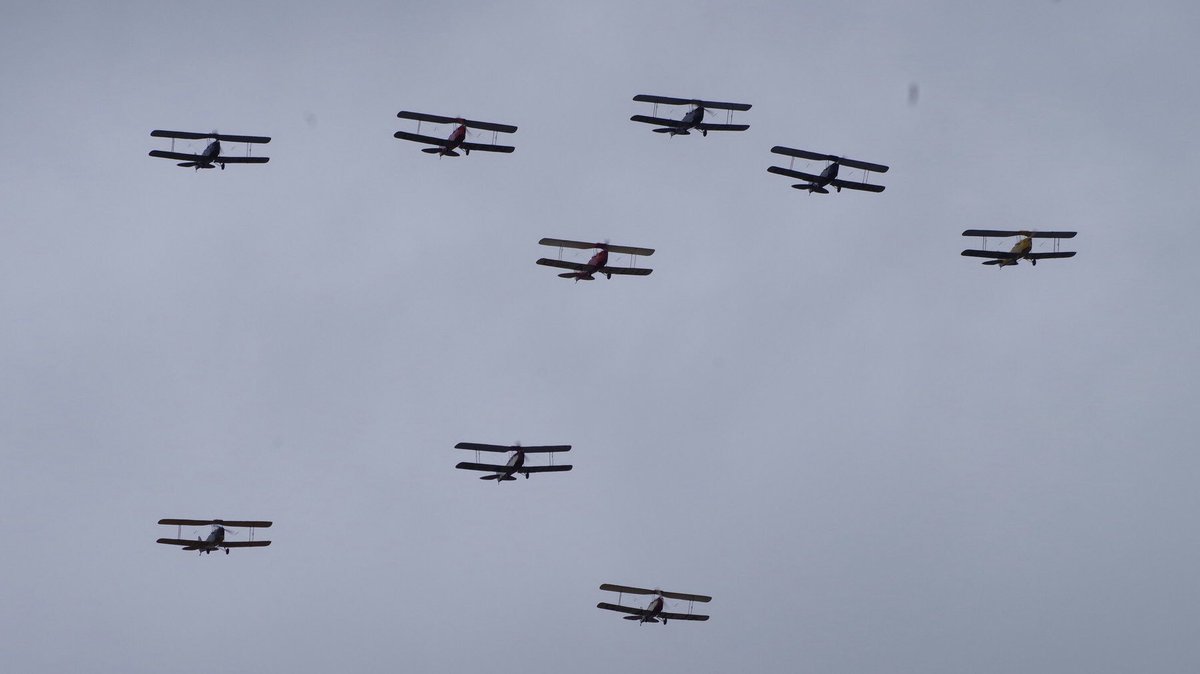 Physicsdmb's tweet photo. Tiger-9 Aeronautical Display Team were breathtaking @IWMDuxford #DuxfordAirFestival today #tigermoth https://t.co/yd3aoCtHao