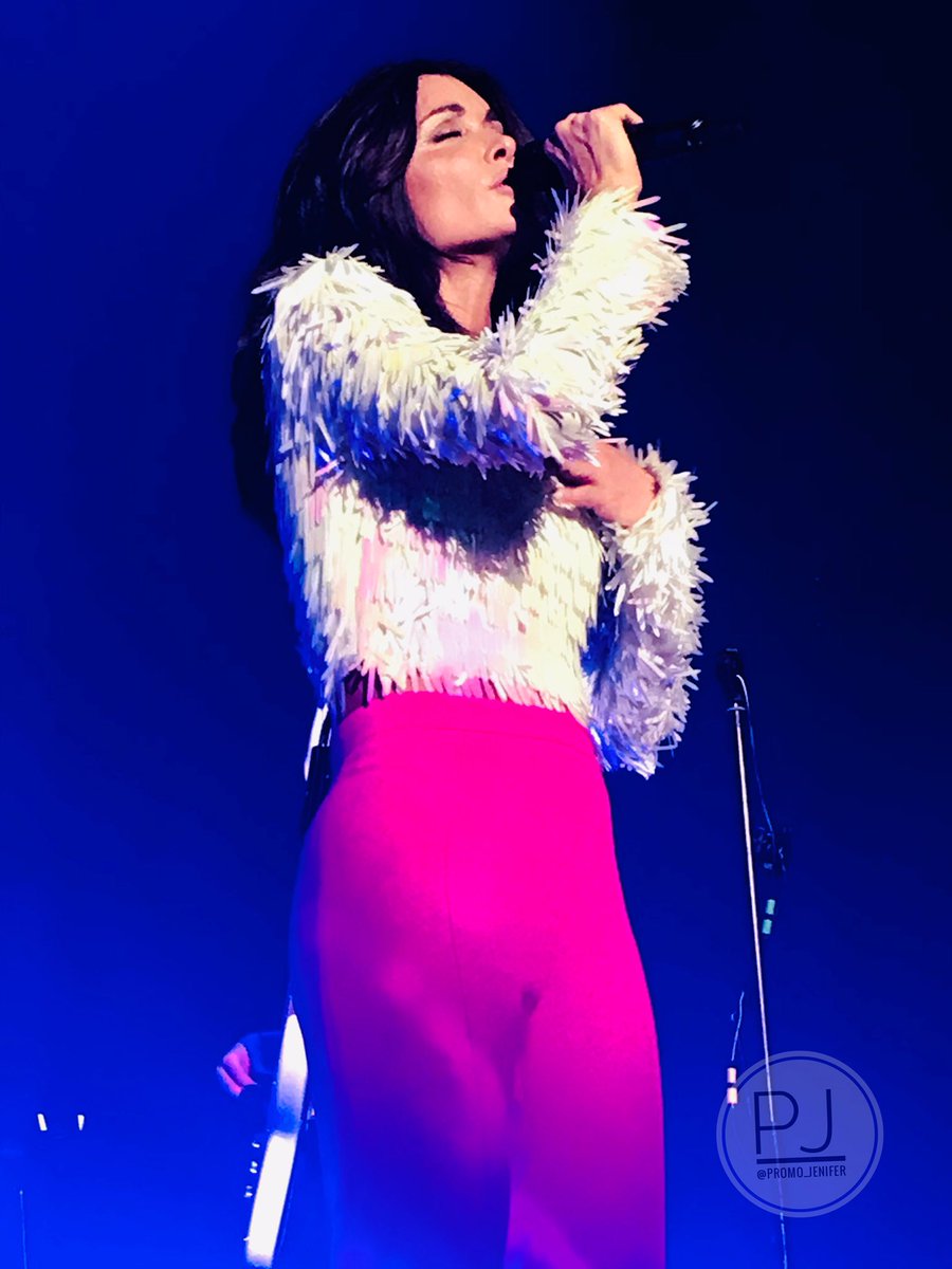 Promo_Jenifer's tweet photo. On ferme cette première page 2 tournées qui était incroyable !!! ❤️

@JeniferOfficiel reprendra les festivités cet été pour une tournée estivale dès le 9 juin à LE RUSSEY pour le « Pop’corn Festival » 🥳

#nouvellepage2tournées https://t.co/xhoXvx34md