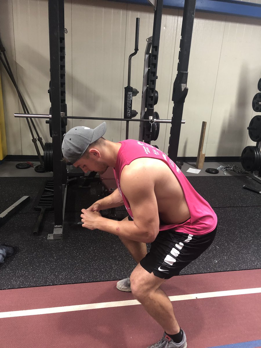 lukeford82's tweet photo. Just finished The Murph challenge in honor of those who have served! Time: 37 mins #MemorialDay 🇺🇸#100pullups #200pushups #300squats #2miles https://t.co/fasvB48gFJ