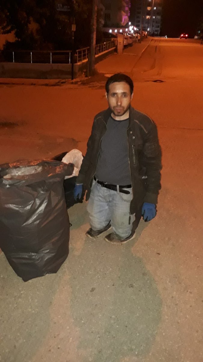 Help_Mazlum1's tweet photo. Yer: Ankara
Aydın kardeşimizin her iki bacağı da yok ve bu haliyle her gece çöpten bişeyler toplayarak hayatını devam ettirmeye çalışıyor. Lütfen sizden ricamız bu kardeşimize protez-akülü araç imkanı sağlayabilecek Yetkililere sesini duyurmamız!
@AnkaraValiligi @mansuryavas06 https://t.co/cu4lQln0Tp
