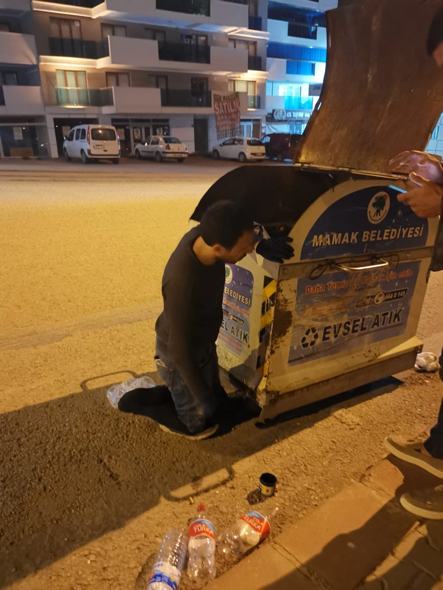 Help_Mazlum1's tweet photo. Yer: Ankara
Aydın kardeşimizin her iki bacağı da yok ve bu haliyle her gece çöpten bişeyler toplayarak hayatını devam ettirmeye çalışıyor. Lütfen sizden ricamız bu kardeşimize protez-akülü araç imkanı sağlayabilecek Yetkililere sesini duyurmamız!
@AnkaraValiligi @mansuryavas06 https://t.co/cu4lQln0Tp