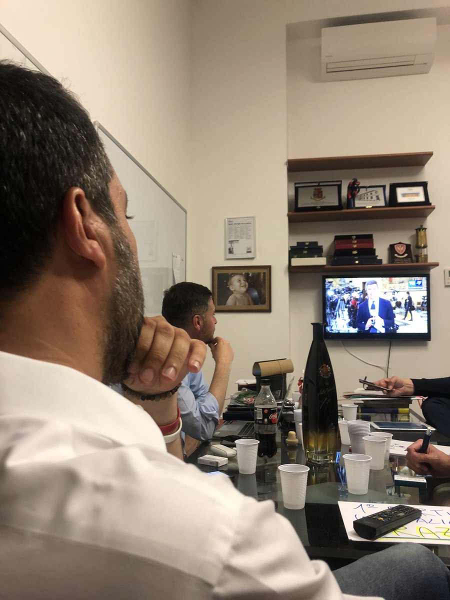 lumorisi's tweet photo. #maratonamentana, guardiamo col Capitano! https://t.co/Nbd5trtjZ1