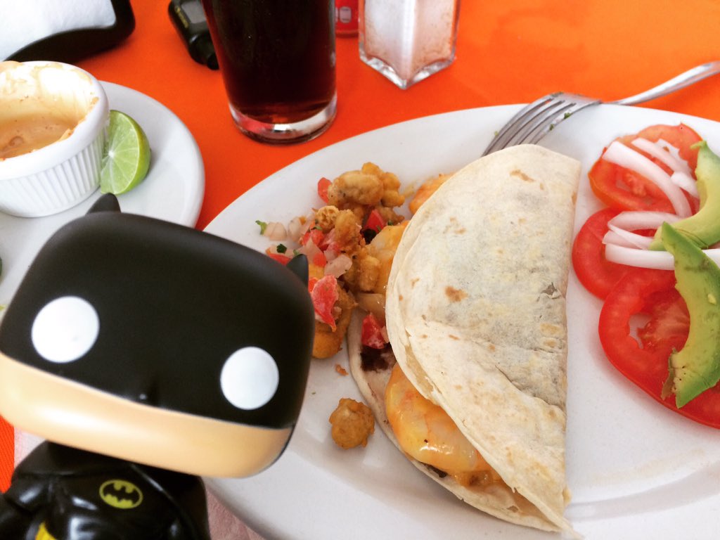 MiniBatmanFunko's tweet photo. Tacos de camarón enchilpayado 🤤🤤🤤 #mariscos #mariscoselbayo #hambre #shrimptacos #minibatman https://t.co/TsXxIwGiBa