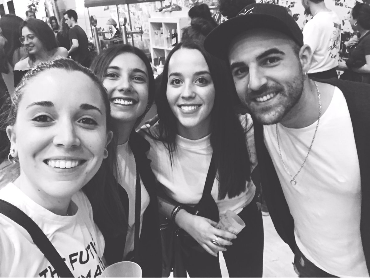 NuurSB's tweet photo. Que guai veure’t @NilMoliner!🌻 
@carolaa_2 @XeniaCiuraneta https://t.co/a5DQpO10P0