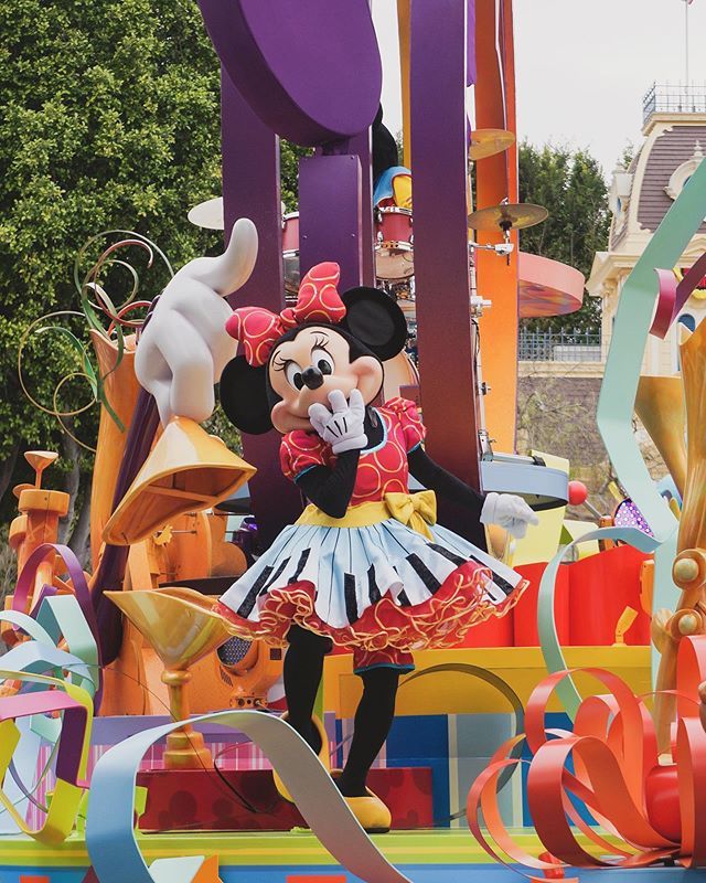 TanyaH666's tweet photo. Minnie hopes everyone is having a wonderful weekend!
.
.
.
.
#disney #disneyland #mainstreetUSA #townsquare #hub #disneylandresort #happiestplaceonearth #mainstreet #disneyparks #soundsational #soundsationalparade #minniemouse https://t.co/yh33cclKKf https://t.co/QZ8Fri19lz