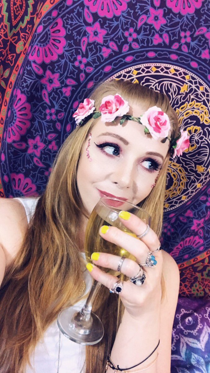 real_ErikaLane's tweet photo. She’s taking her time hatching her plans ✌🏻☮️💋 #bella #wildflower #psychedelic #60schick https://t.co/QR7rqWvBvO