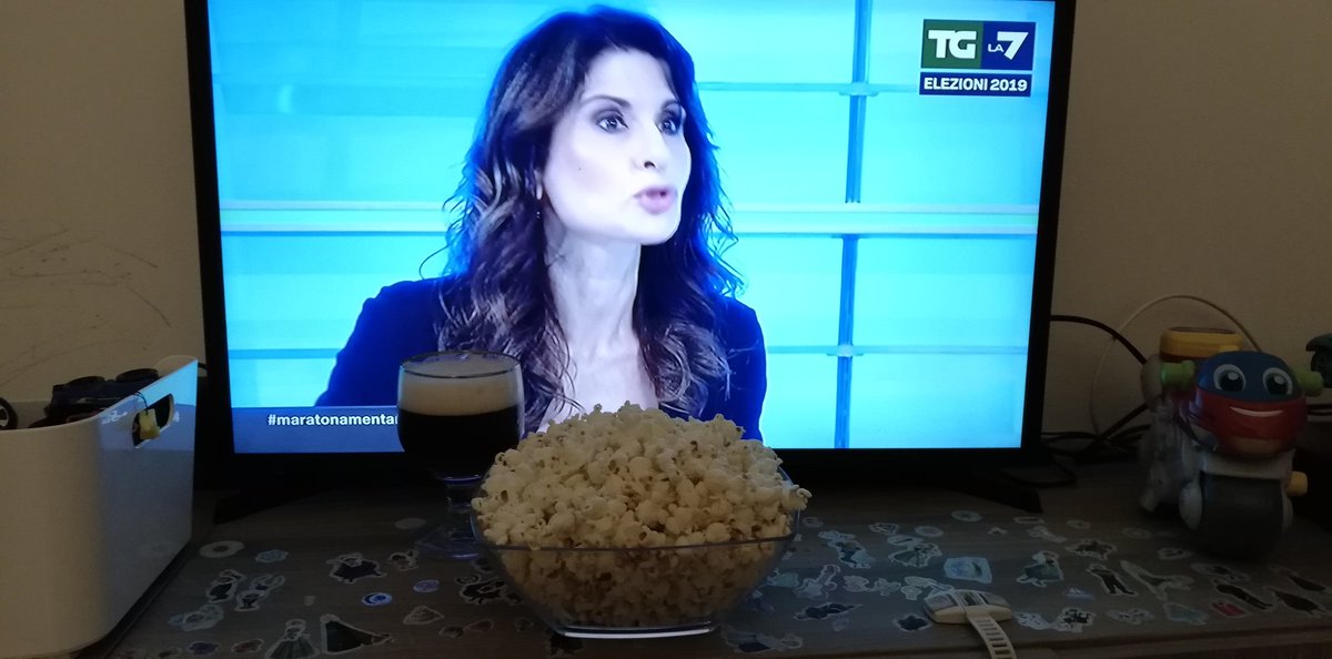 andreasoban's tweet photo. Seconda vasca di popcorn...mo' basta sennò muoio 
#maratonamentana https://t.co/xIjO25oGQ4