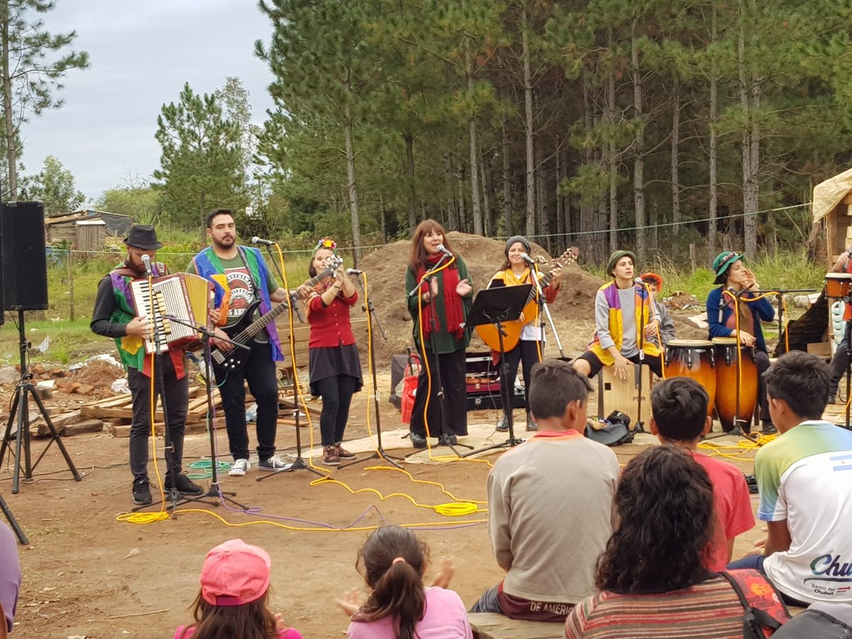 RepettoAnahi's tweet photo. Tarde de fiesta en el Merendero Los Peques del Porvenir 2. Junto a @OmarOlmedo13 ,  @ArguelloCesarD y @avellanedaandy 
#SigamosHaciendoJuntos #JoaquinLosadaIntendente #JuntoaVos https://t.co/KIpjbn5heF