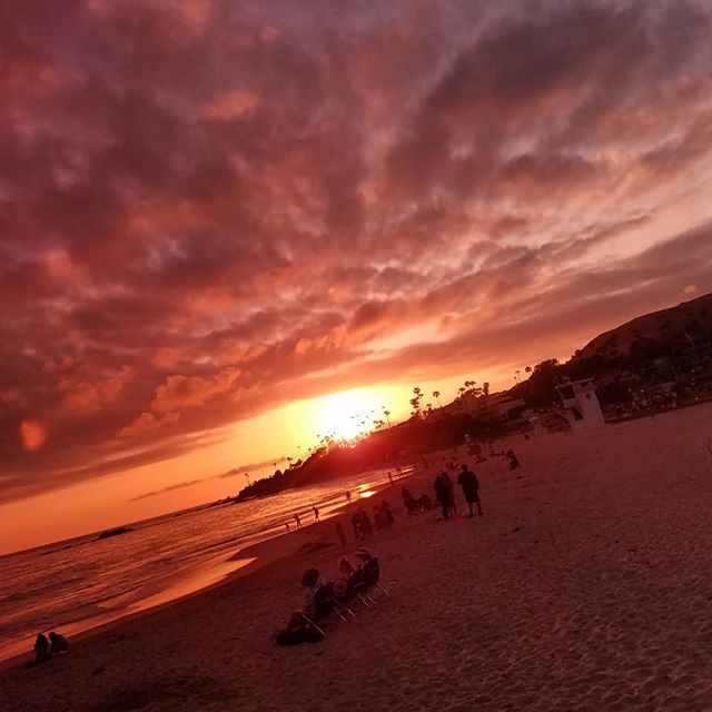LifeLagunaBeach's tweet photo. I took this picture through my sunglasses last night 🕶 thought it was cool looking

#lifeinlagunabeach #lagunabeachcommunity #lagunabeach #lagunabeachsunandfun #lagunabeachsunset #sunsets #welcometolagunabeach https://t.co/yOzSp4gWUI https://t.co/Kav70N7R8y