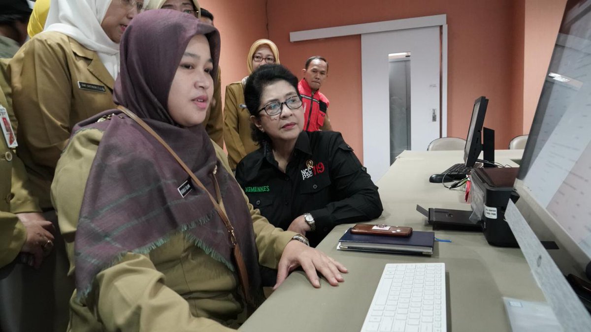 KemenkesRI's tweet photo. Total tenaga kesehatan yang stand by saat H-7 dan H+7 lebaran antara lain 87 dokter umum, 263 perawat, dan 87 driver ambulans dari Puskesmas, RSUD, dan AGD dinkes 

Dinkes DKI menyiagakan 294 unit ambulans yg terdiri dari 14 unit ambulans motor dan 4 unit ambulans laut https://t.co/6LhMbZpOSC