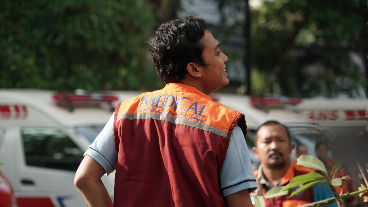 KemenkesRI's tweet photo. Total tenaga kesehatan yang stand by saat H-7 dan H+7 lebaran antara lain 87 dokter umum, 263 perawat, dan 87 driver ambulans dari Puskesmas, RSUD, dan AGD dinkes 

Dinkes DKI menyiagakan 294 unit ambulans yg terdiri dari 14 unit ambulans motor dan 4 unit ambulans laut https://t.co/6LhMbZpOSC