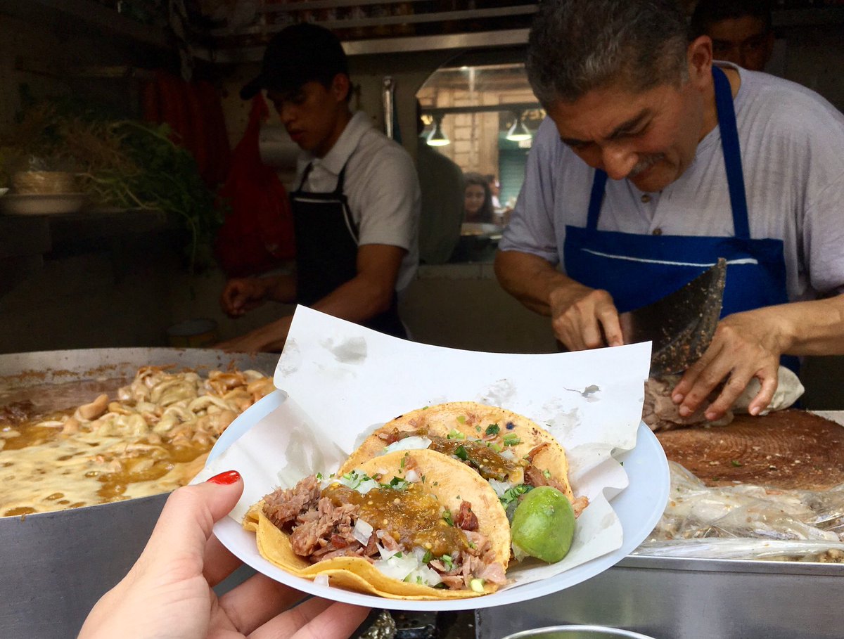 Aunque no son mis favoritos, no he de negar que nunca caen mal unos taquitos de #LosCocuyos en el Centro Histórico de la #CDMX. 

Dos de suadero y uno campechano pa’ empezar.  

#Tacoteísta 🙏🏻