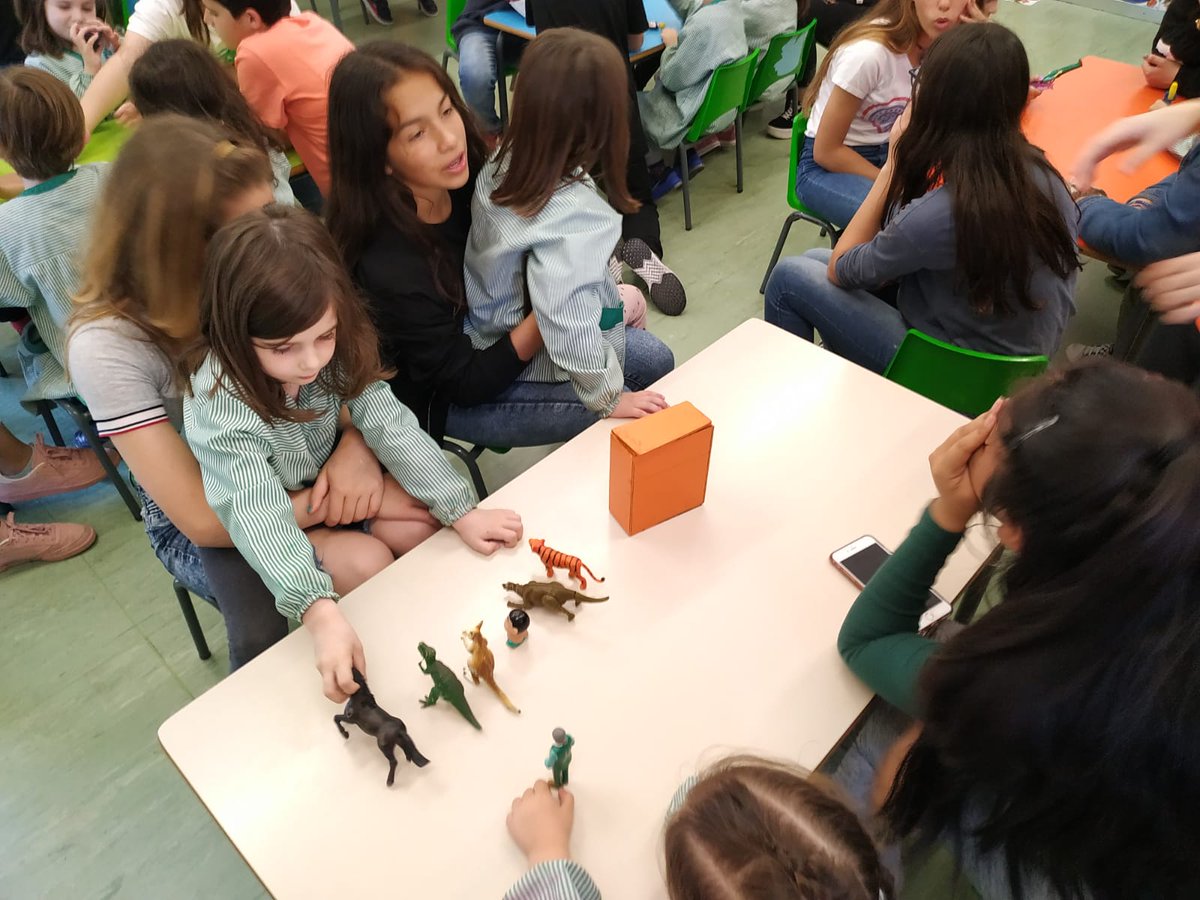 FEPSantRamon's tweet photo. A 1r d'ESO, dins de la matèria de tencologia els nois i noies van cocrear una caseta de nines amb els nens i nenes de p4. A finals de la setmana passada els de 1r van visitar als de p4 per regalar-los la seva nova caseta feta a mida. #aprendreesdivertit #SRNsteam #cocreem https://t.co/zqFg5czR7M