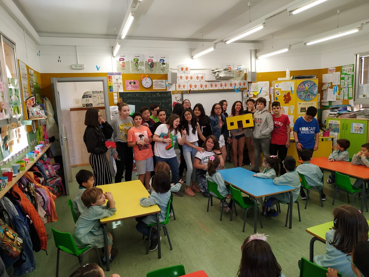 FEPSantRamon's tweet photo. A 1r d'ESO, dins de la matèria de tencologia els nois i noies van cocrear una caseta de nines amb els nens i nenes de p4. A finals de la setmana passada els de 1r van visitar als de p4 per regalar-los la seva nova caseta feta a mida. #aprendreesdivertit #SRNsteam #cocreem https://t.co/zqFg5czR7M