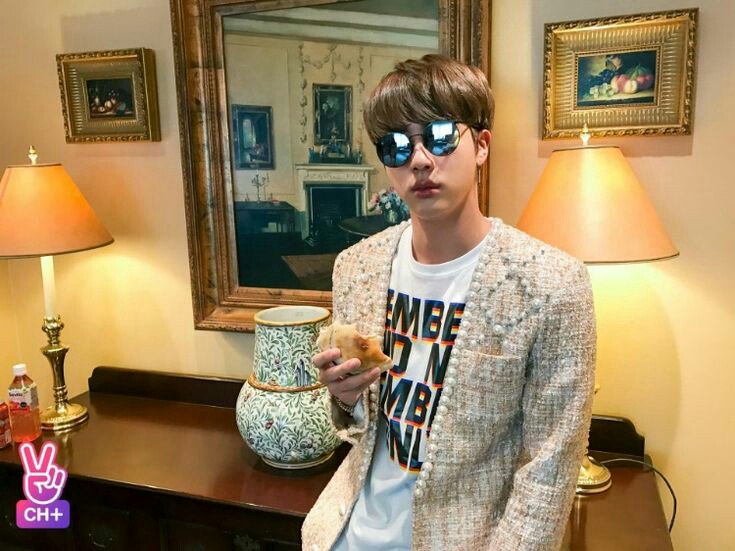 _Connie_7u7's tweet photo. #BTSChileEsTuCasa
OE @BTS_twt No te hagai de rogar si igual que queri venir a Chilito a chantarte una empana.
(Si no preguntale al Jin JWJFJQFJWJF) 
#BTSinChile #BTS #bangtancometochile https://t.co/o6CIpGmssn