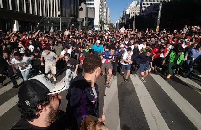 JamFreits's tweet photo. Corrida Naruto / Manifestação pró-Bolsonaro https://t.co/xhPQY2F6qs
