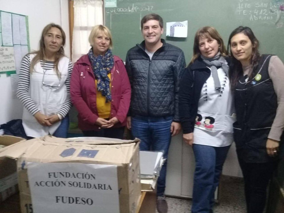 marcepastore's tweet photo. Desde las Fundaciones FU de SO  y Acción Solidaria acercamos  algunos útiles escolares para aliviar la "vaquita de las seños". Acompañamos el pedido de semáforo para la puerta de las  3 escuelas de 137 y 86, los automóviles circulan a muy alta velocidad @SolidariosLP https://t.co/TJ2twXyR6Z