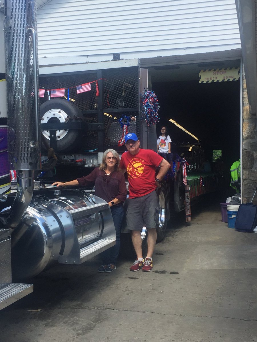 Getting ready for the Danbury Memorial Day Parade.  Thank you to all the volunteers that helped decorate the DAYO floats!💙❤️