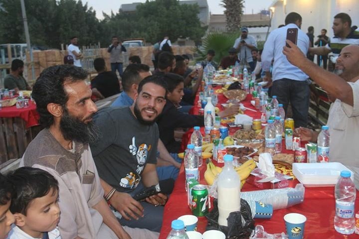 be_positive_org's tweet photo. توافد العشرات من الشباب في لقاءً جمع شباب اجدابيا على مائدة واحدة حيث تناول الجميع وجبة الافطار الاولى قبيل الوجبة الرئيسية
 في اجواء سادتها نفحات رمضانية واخوية طيبة.
#افطار_اجدابيا_الجماعي_الاول 
#انا_من_اجدابيا
#رمضان_كريم
#برعاية_كافي_طارق 
#تنظيم_منظمة_خليك_ايجابي https://t.co/c8je2Uz6TT