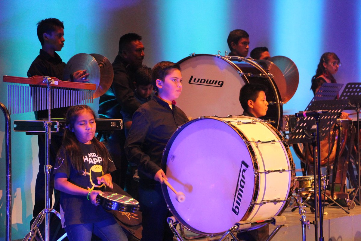 Olaff111's tweet photo. #Soundtrack3 🎥 | Presentación de la Banda Sinfónica y Juvenil de Hidalgo y la "Gran Fanfarria" de la @EMEHoficial en el @GotaDePlata_. 🎶 

¡Talento hidalguense! 🙆🚶 https://t.co/MceNT7F4Hi