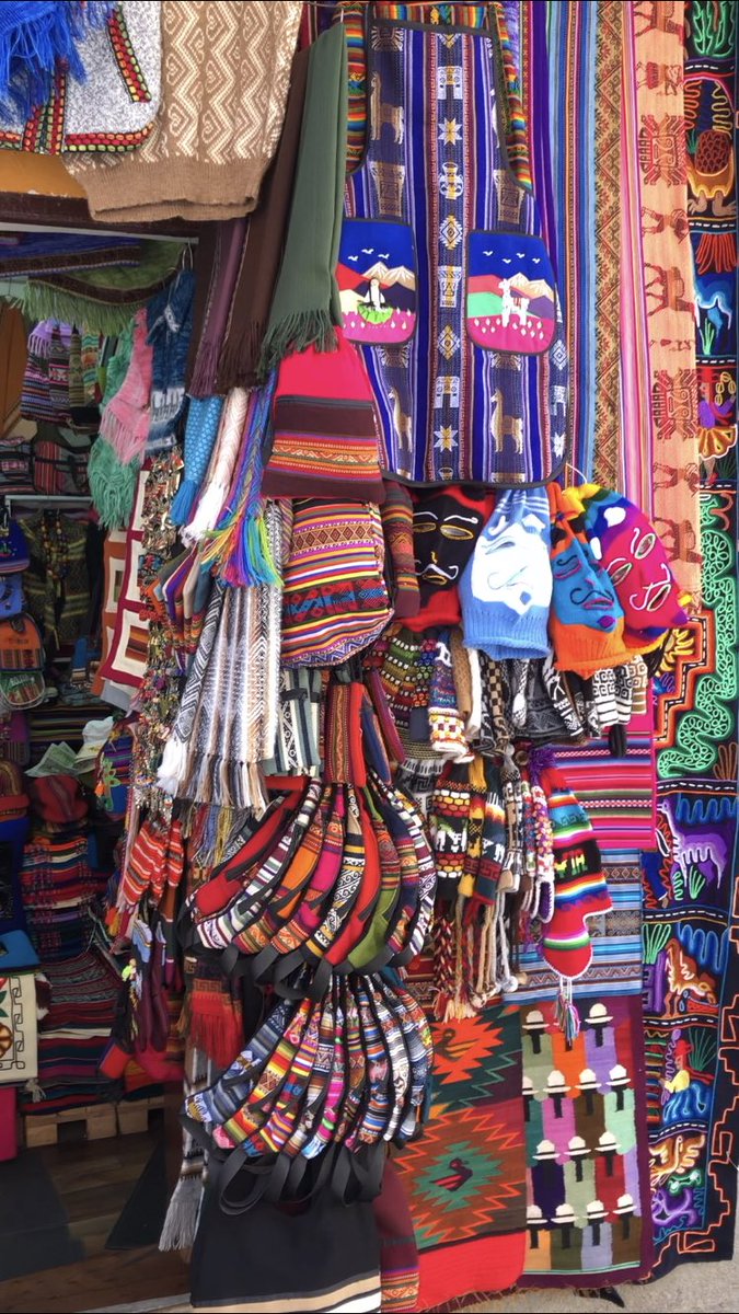 工藤 大史郎 ボリビアのla Pazにある サガルナガ通り は観光客が集うお土産通り この通り全部がお土産 屋さんになってて現地の人達の手作りの布 可愛いポーチやリュックなどがたくさん並んでいます ボリビアに来た際は 是非足を運んでみてください