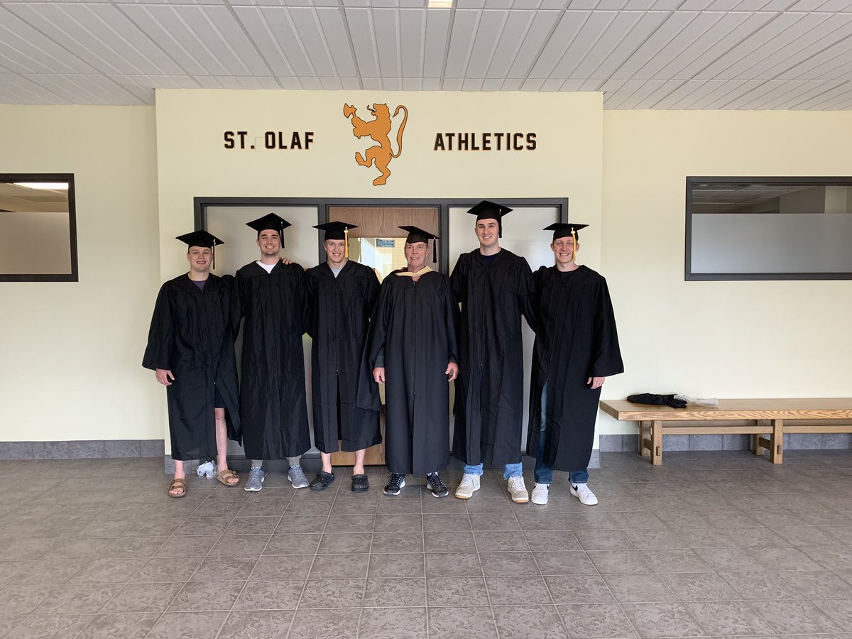 StOlafMBB's tweet photo. Congrats to these five on their graduation day! #OlePride #UmYahYah #OleGrad19 #StOlaf2019 https://t.co/AU3rF7oacJ