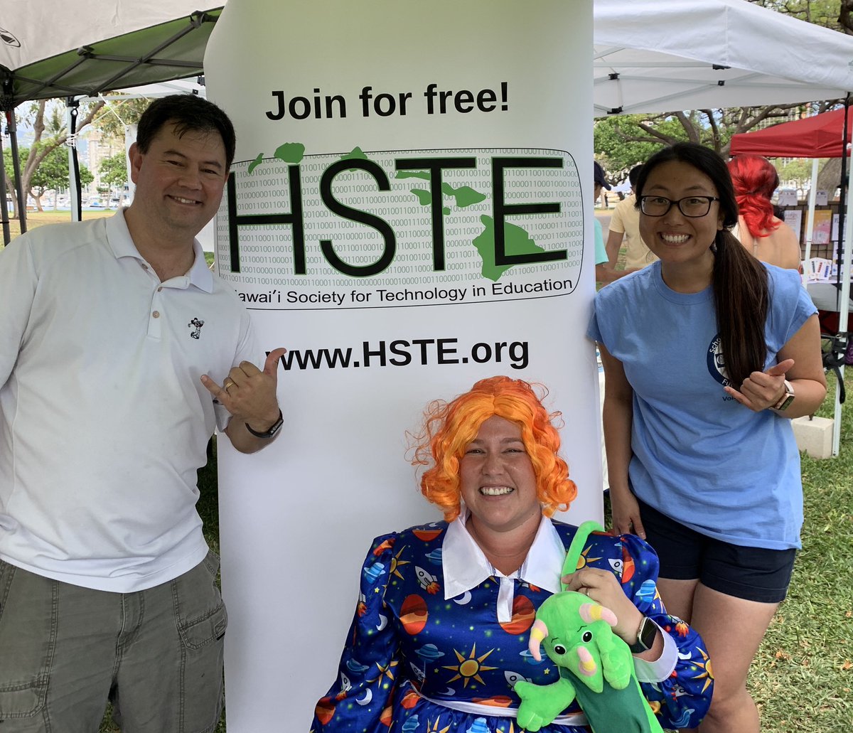 MiliLaff's tweet photo. Great afternoon at @hawaiigeek! Miss Frizzle approves! #HIgeek https://t.co/fsIiD1vJ0b