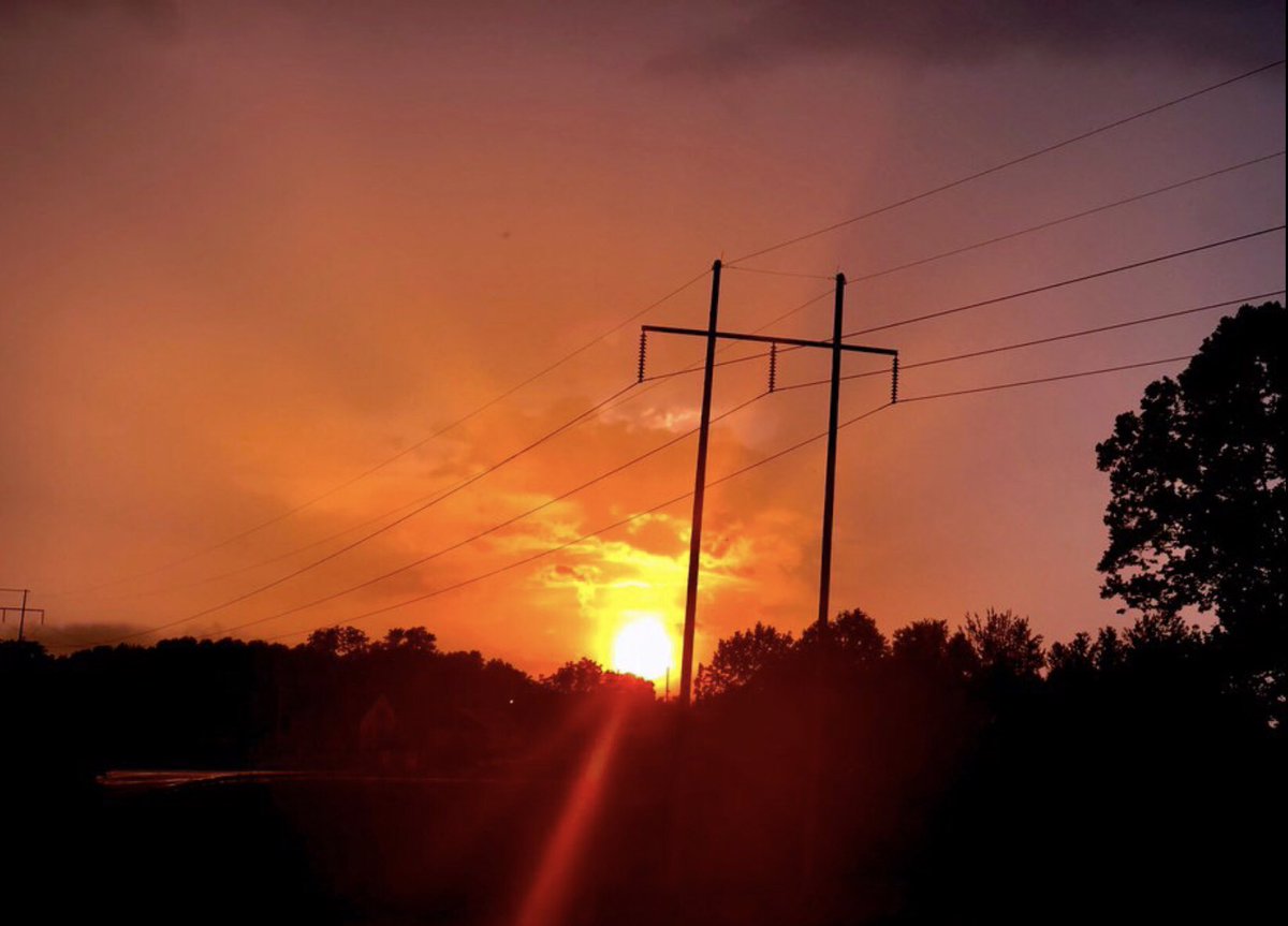 Camo_Spider's tweet photo. A beautiful sunset after the storm #AlphaKY #kywx @Kentuckyweather https://t.co/G5Hi1g5YeZ