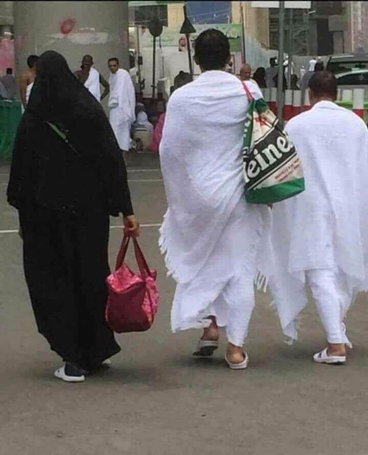 ShroqFoad's tweet photo. وأتيتك يارب حامل ذنوبي على كتفي💔😂 https://t.co/ZiMRg3yHsZ