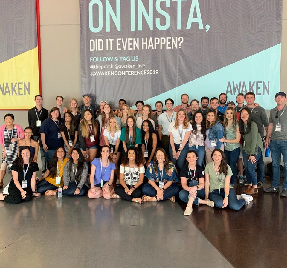 MetroHTX's tweet photo. Group pic! ๐ธ
Houston Porchies showing up in Dallas for @Awaken_Live - this is the movement we were made for!
#Dallas #Htown #HtownRepresent #Houston #Texas #PorchHouston #HOU #HTX #Singles #SingleLife #MemorialDayWeekend #ChangeHouston #AwakenConference2019 https://t.co/F6TFuLFJYd