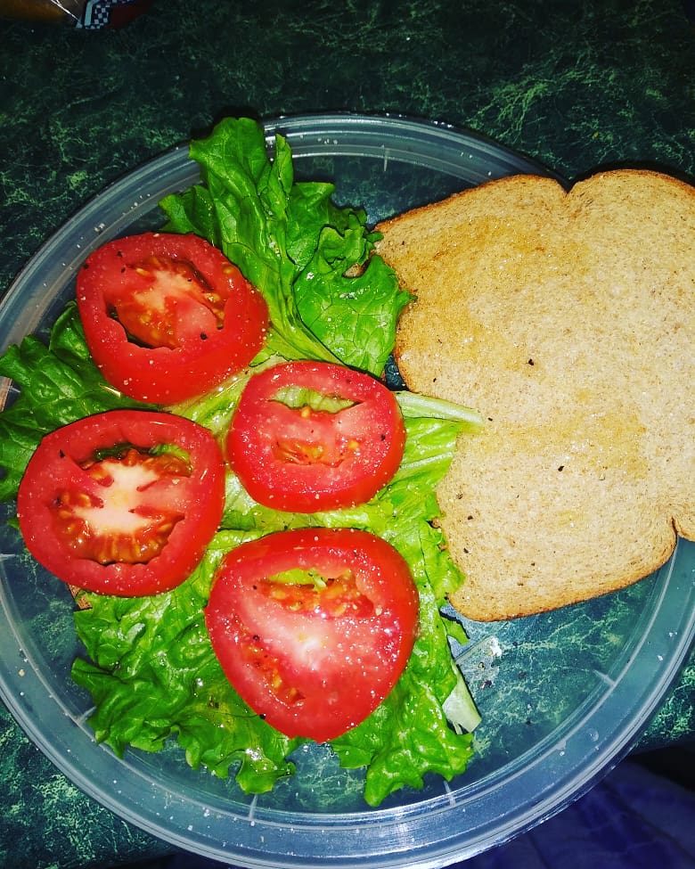 RXxxposed's tweet photo. #PlantBasedBrunch🌱 Fresh Lettuce,Fresh Sliced Tomatoes,sprinkled with home-made Garlic &amp; Pepper 🌶 Dressing on Toasted Natural Wheat Bread. This was sooo delicious! I actually made two of these babies &amp; washed it down with a bottle of Natural Spring Water. https://t.co/io6Mic870w