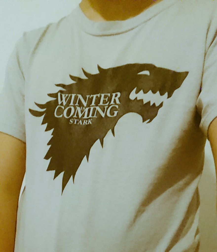 FredyYeah's tweet photo. (Imaginemos todes que subí esto la semana pasada.)
Ya me puse la camiseta y todo listo para ver a mis Starks. La mejor casa, le duela a quien le duela. Hoy ganamos. #GoStarks https://t.co/6KkJGOxR1o