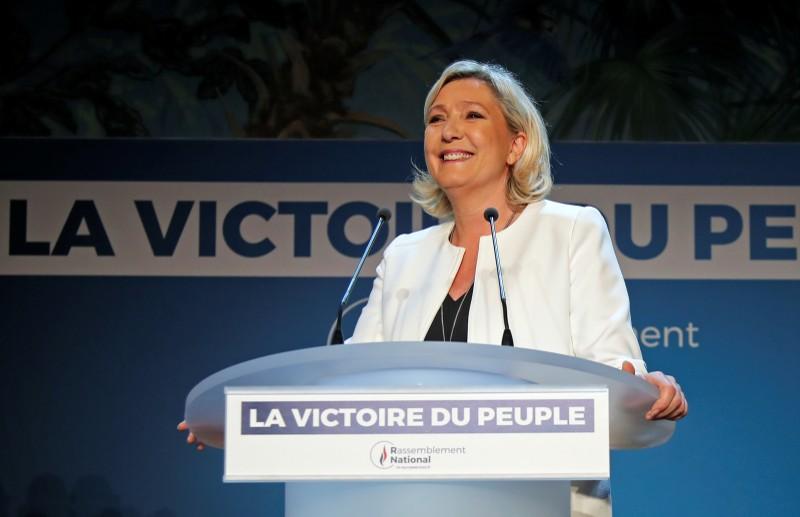 ReutersLatam's tweet photo. Le Pen vence a Macron en Francia, nacionalistas ganan terreno en votación UE https://t.co/yiYQk0emrp https://t.co/6GmjKSLB1x