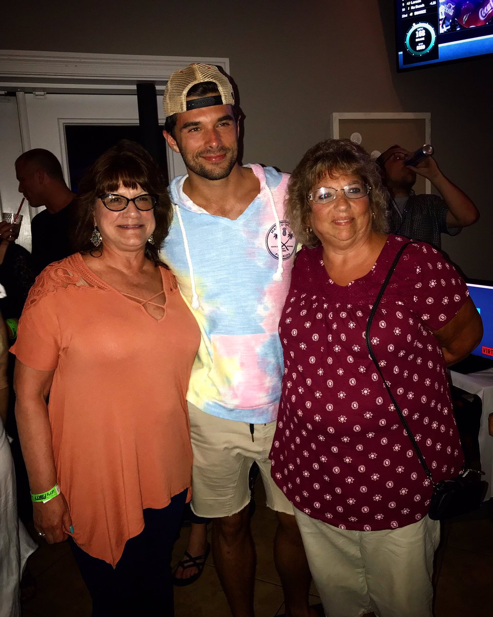Soapfest's tweet photo. Looking good @josh_swickard 😆 Bar Bash is off to a great start! 

#soapfest2019 #soapfest20years #soapfest #naplesfl #marcoislandfl #soapopera #ontheblog #linkinbio #swflsoapfest #generalhospital #youngandtherestless #daysofourlives #charity https://t.co/BMbmSCIJkz
