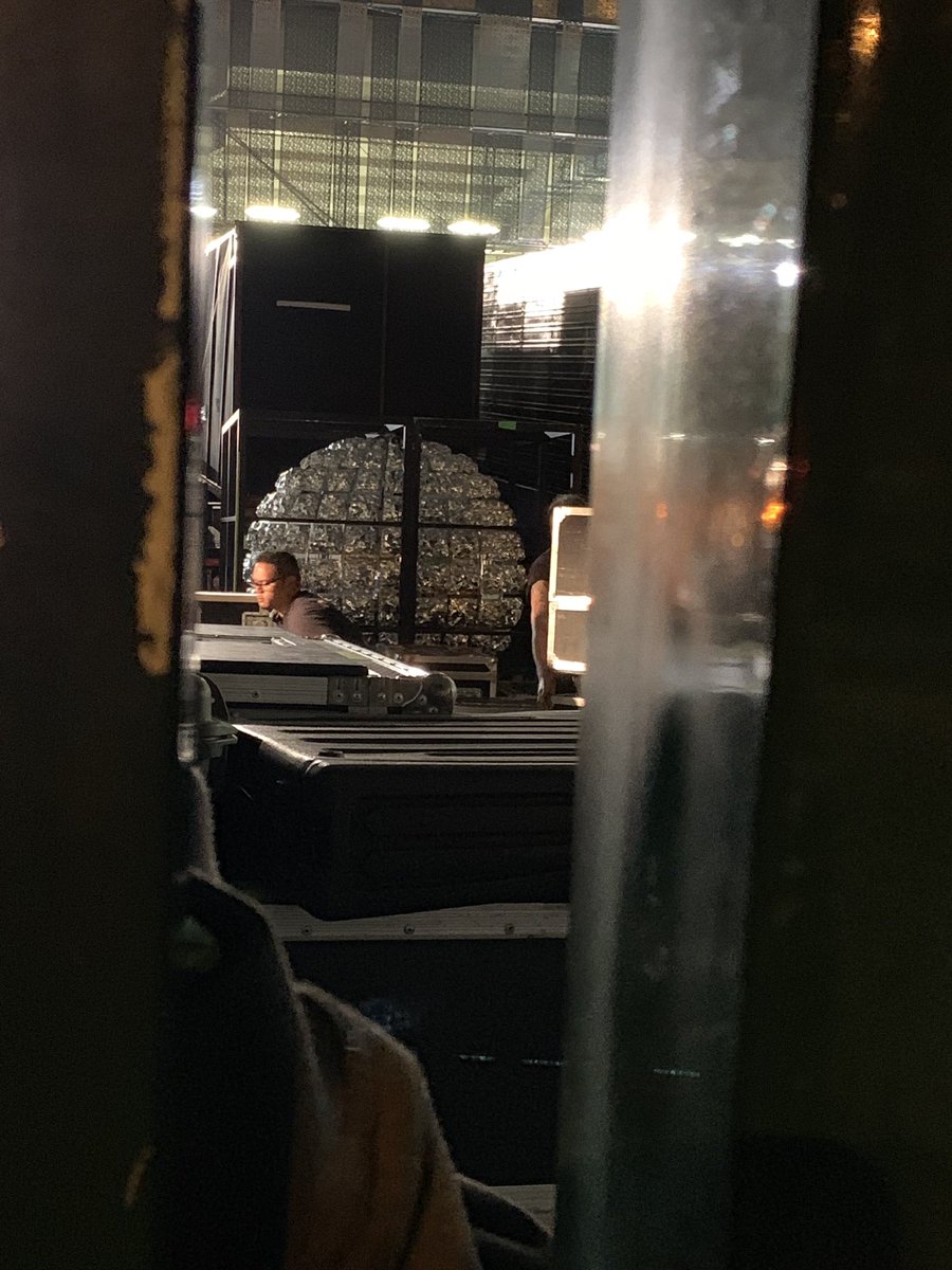 jjknotes's tweet image. encontrei a bola de mikrokosmos aleatoriamente enquanto andava na rua