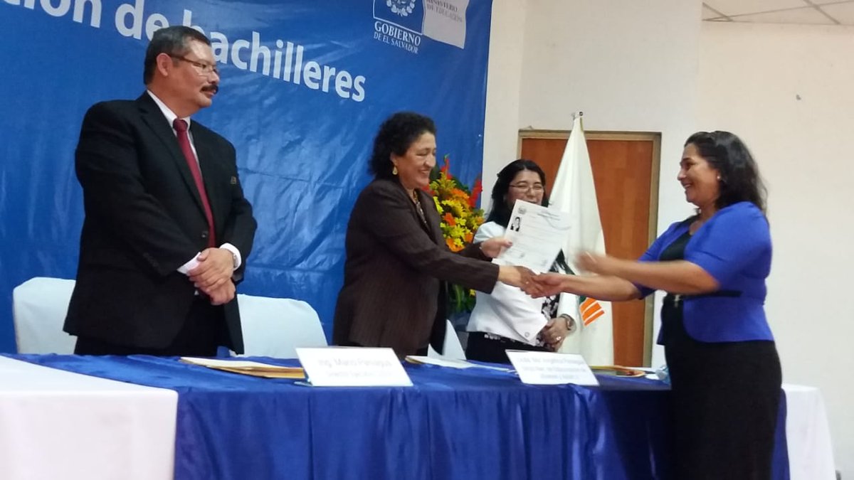 Modalidades_sv's tweet image. Hoy @MINEDelsalvador entregó títulos de bachillerato general a 1,102 jóvenes y adultos que el año pasado culminaron dichos estudios con el Programa Modalidades Flexibles en  Cuscatlán, San Salvador, La Libertad y San Vicente.
