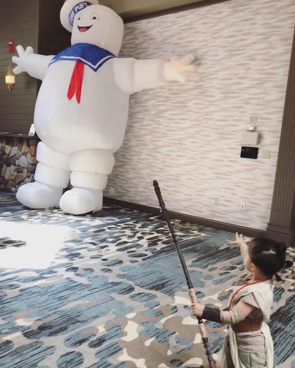 ZeeOco's tweet photo. Little Rey using the Force on the bad guys lol #cherrycapitalcomiccon #c4 #starwars #littlerey https://t.co/78khRe7UZr