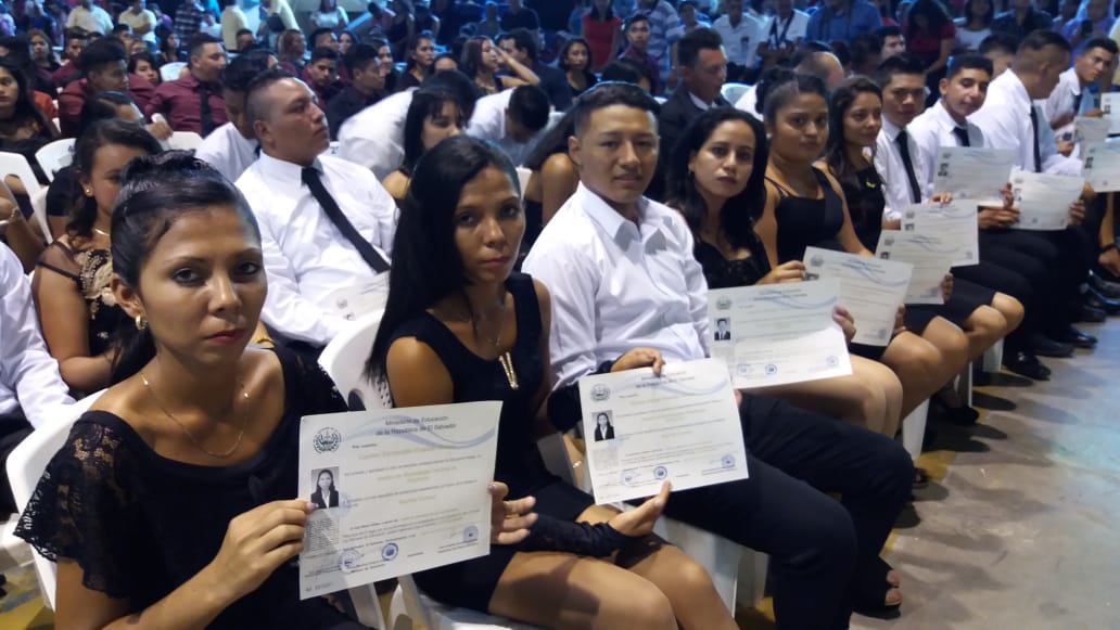 Modalidades_sv's tweet image. De estos nuevos bachilleres, 861 fueron atendidos en 16 sedes donde @MINEDelsalvador brindó la modalidad semipresencial y 241, en tres sedes donde se facilitó la modalidad acelerada.

Para atender a esta población @MINEDelsalvador asignó a 90 docentes tutores especialistas.