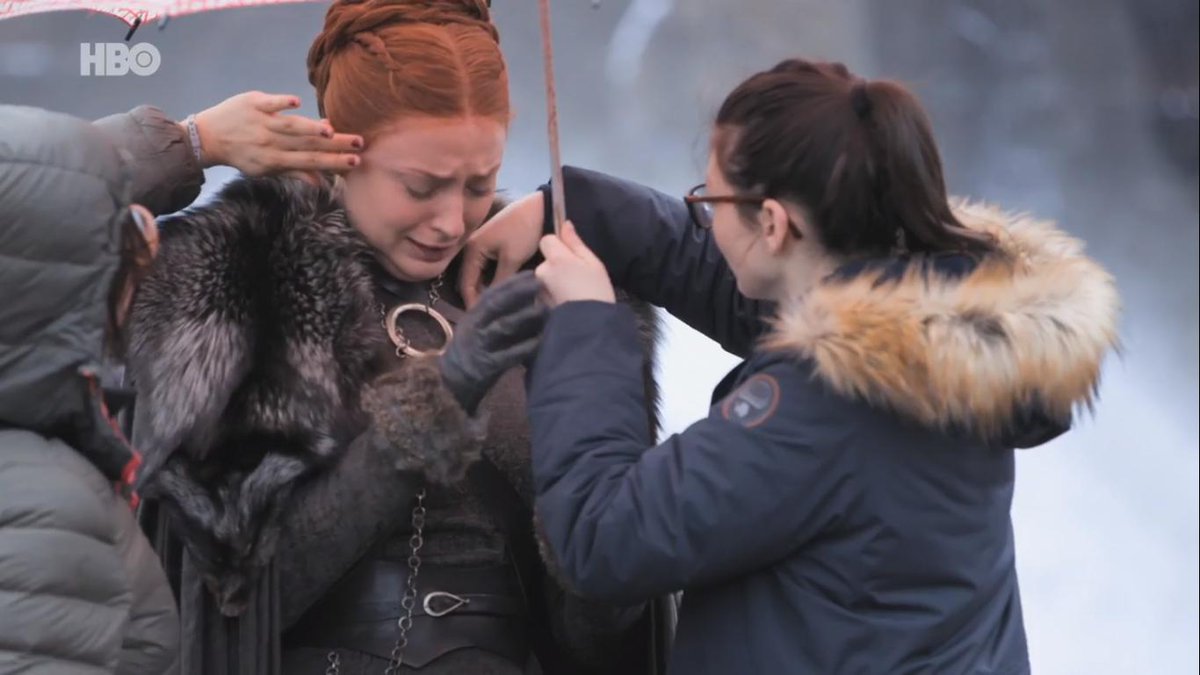 itsmepau__'s tweet photo. Sophie seguía llorando cuando termino de grabar la escena donde sansa se despide de theon ESTO DUELE, QUEMA, LASTIMA
#Gameofthrones #thelastwatch https://t.co/ZCMixI13bg