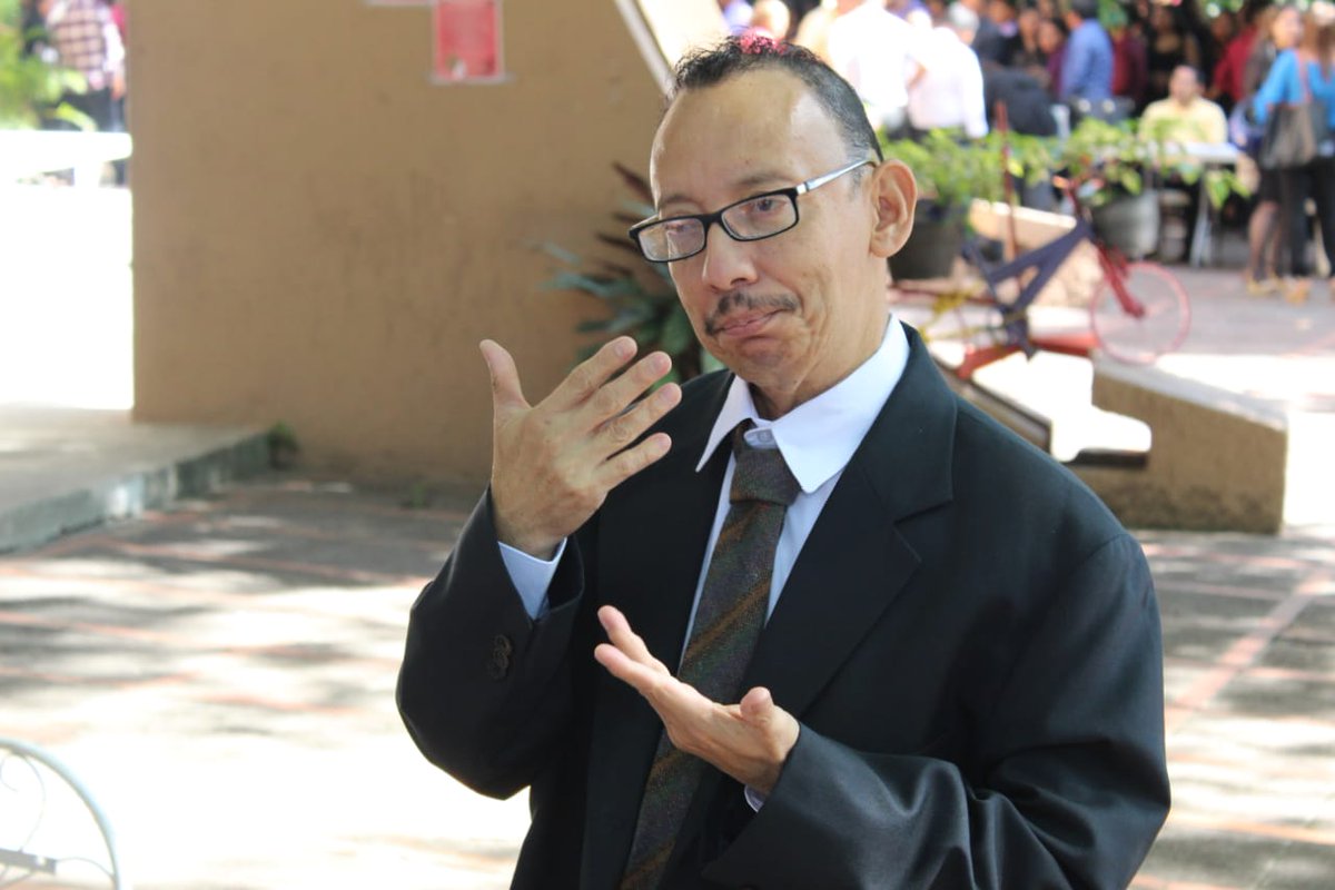 Modalidades_sv's tweet image. Juan Antonio Chica es una persona sordo de 55 años, que aprendió a leer y a escribir en los círculos de alfabetización de @MINEDelsalvador, luego cursó el tercer ciclo con el Programa Modalidades Flexibles y hoy recibió su título de bachillerato general.