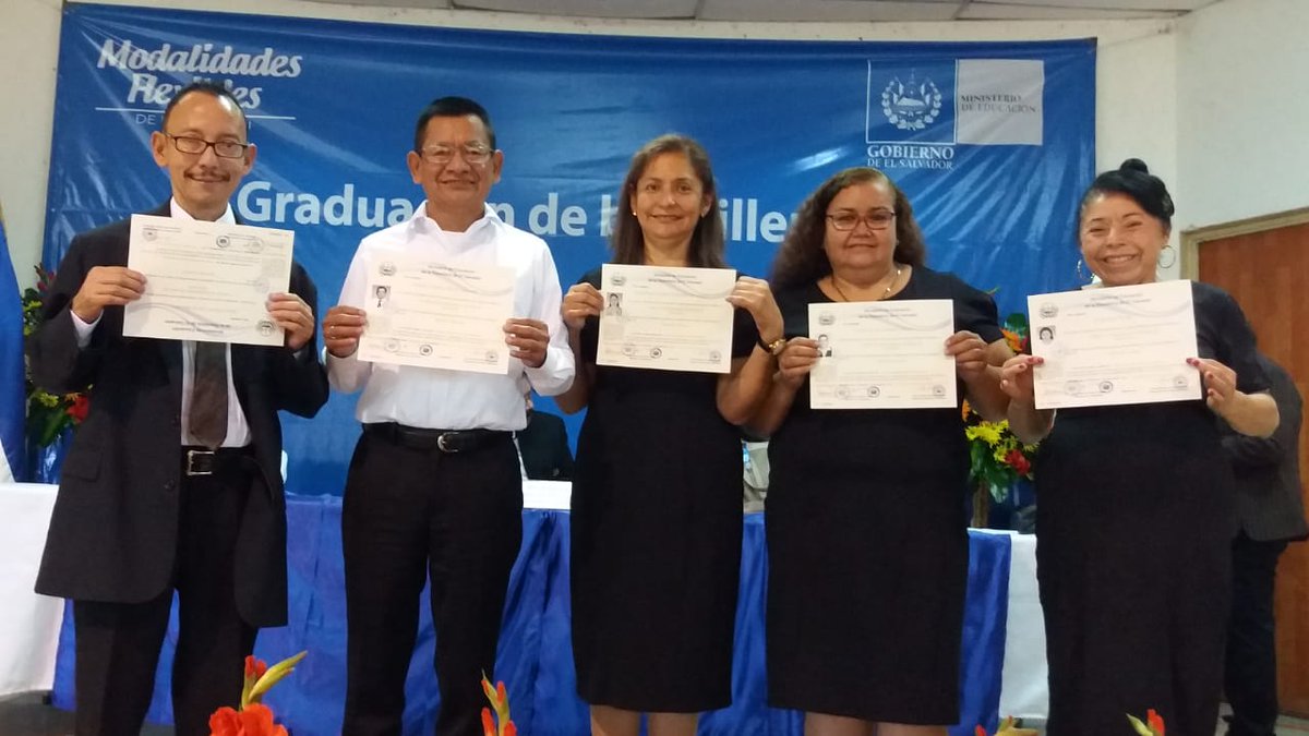 Modalidades_sv's tweet image. Juan Antonio Chica es una persona sordo de 55 años, que aprendió a leer y a escribir en los círculos de alfabetización de @MINEDelsalvador, luego cursó el tercer ciclo con el Programa Modalidades Flexibles y hoy recibió su título de bachillerato general.